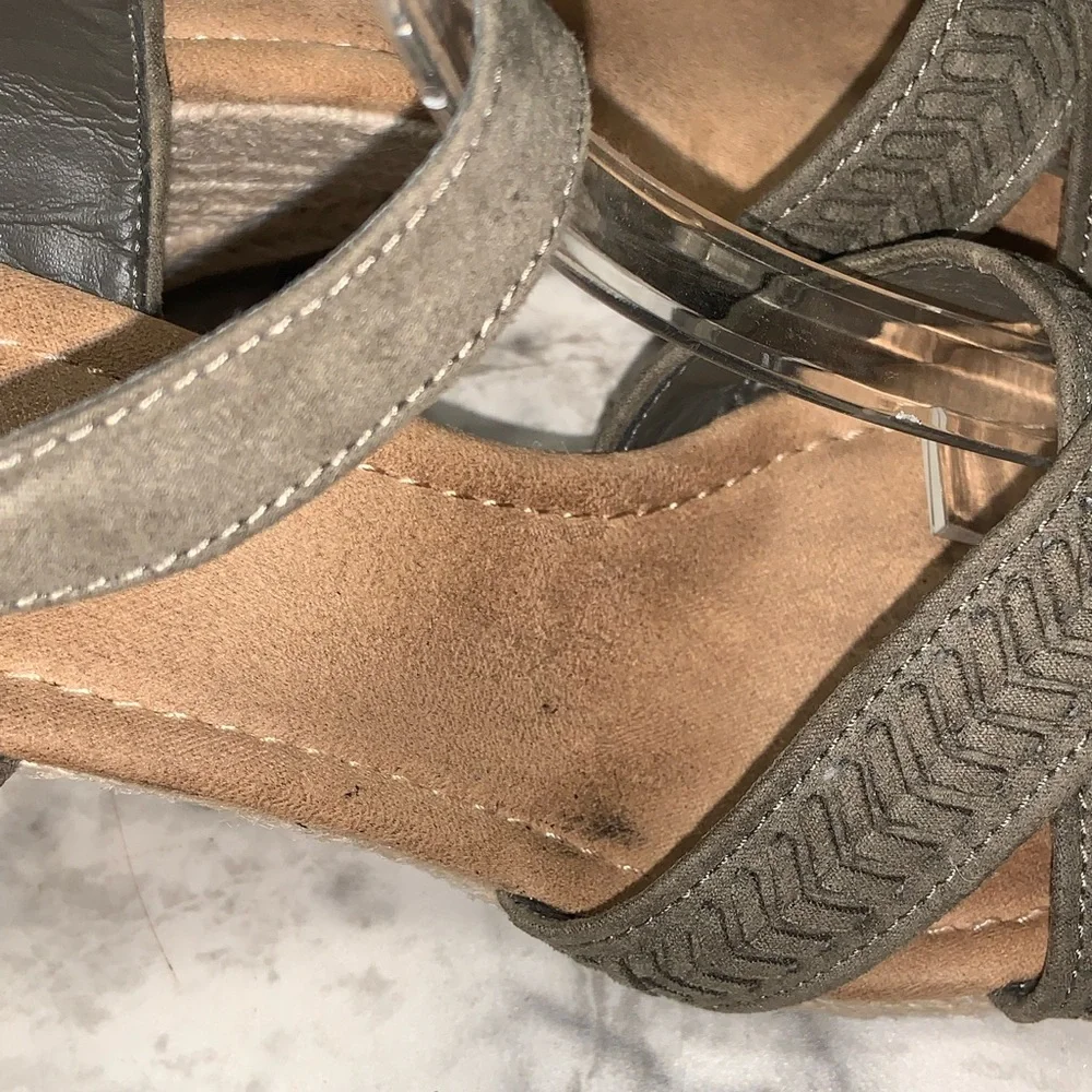 Pesaro Skye Green Faux Suede Wedge Sandals size 8